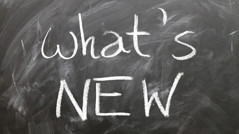 En svart tavla med texten What´s new.