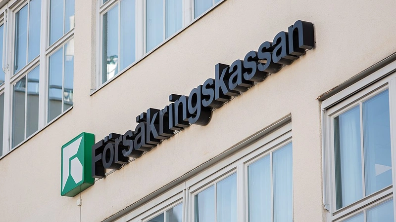 En byggnad med Försäkringskassans skylt på.