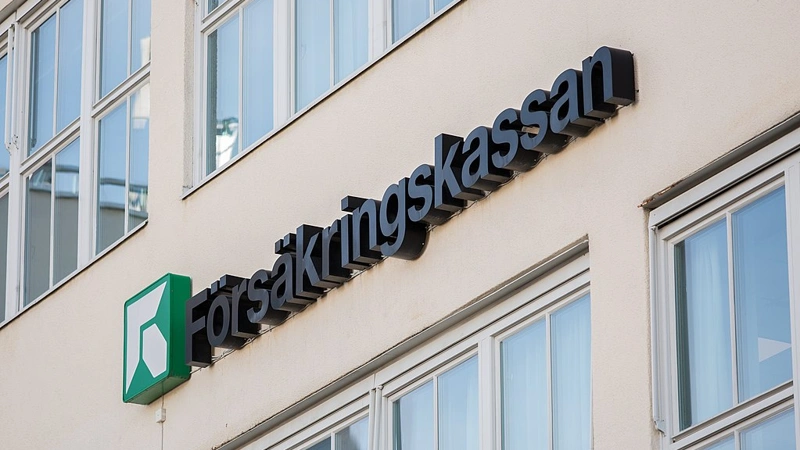 En byggnad med Försäkringskassans skylt på.